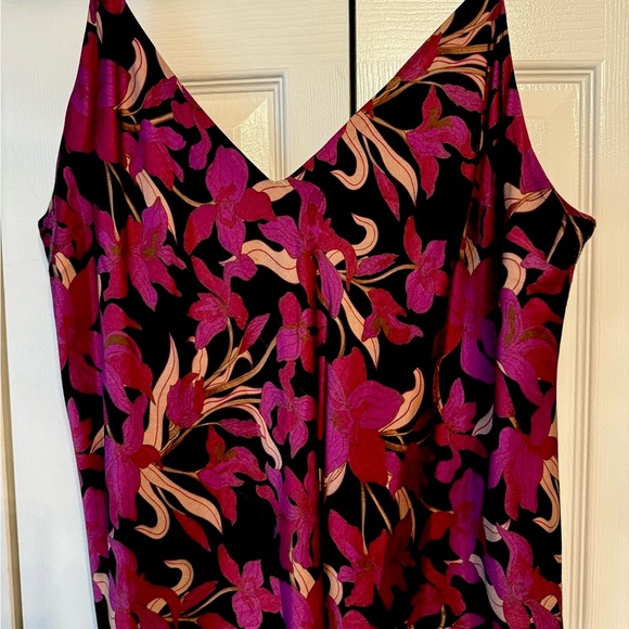 chloe kristy Tops - Chloe Kristy Floral V-Neck Women's Top
